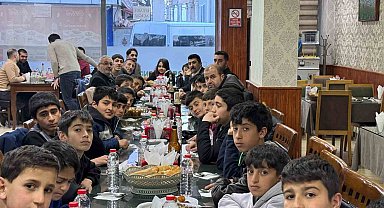 Hafızlık öğrencilerine anlamlı iftar yemeği
