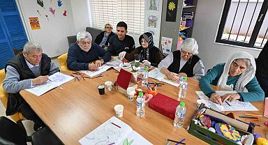 Hastalar 'Gülümse Alzheimer Yaşam Merkezi'nde hataya sıkı sıkı tutunuyor