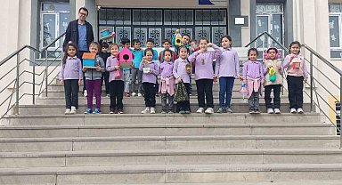 Hisarcık'ta minik öğrenciler kuşlar için ağaçlara yemlik astı