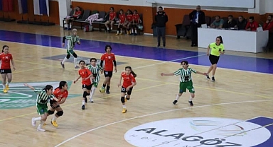 Iğdır’da Küçük Hentbolcular Kıyasıya Yarışıyor