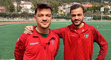 İkiz kardeşler yeşil sahada birbirine rakip oldu