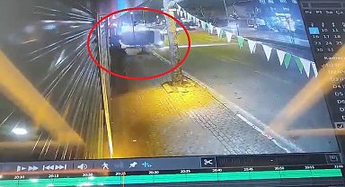 Işık ihlali yapan araç taklalar atarak durabildi... Kaza anı kamerada