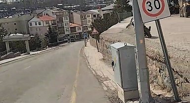 İspir'de okul yolundaki çatılar tehlike oluşturuyor