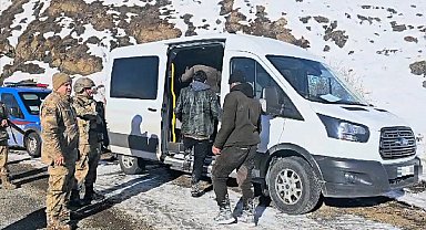 Jandarma Erzurum'da 35 düzensiz göçmeni yakaladı