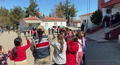 Jandarmadan öğrencilere eğitim ve boyama faaliyeti