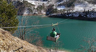 Kar yağışı mandıranın yolunu kapatınca teleferik çözüm oldu