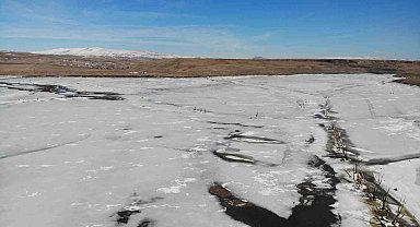 Kars Barajı Gölü'nde buzlar çözülmeye başladı
