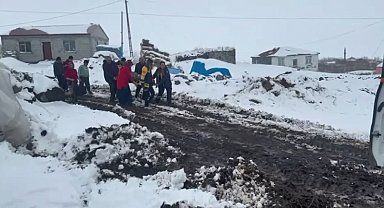 Kars'ta ekipler boynu kırılan yaşlı kadın için seferber oldu