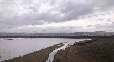 Kars'ta eriyen kar, derelerin debisini yükseltti