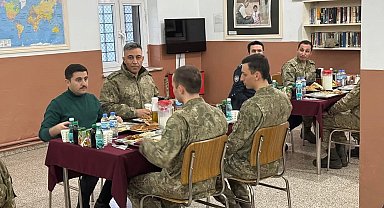 Kaymakam Bulut, sınırda Mehmetçik ile iftar açtı
