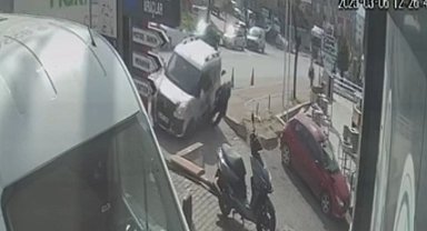 Kazada savrulan hafif ticari araç yayaya çarptı: 1 ölü