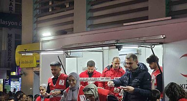 Kızılay Ağrı Şubesi, Kadir Gecesi'nde vatandaşlara lokma dağıttı