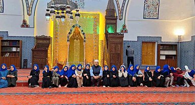 Kur'an kursu öğrencileri tarihi camide iftar açtı