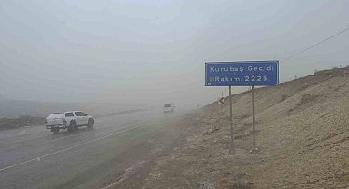 Kurubaş Geçidi'nde kar yağışı ve sis etkili oluyor