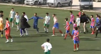 Maçın bitiş düdüğüyle birlikte futbolcu, teknik heyet ve taraftarlar birbirine girdi