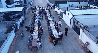 Mahalle sakinleri imece usulü sokakta toplu iftar yaptı