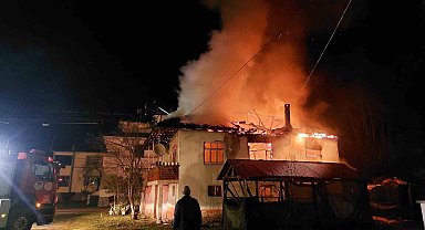 Mahalleliyi sokağa döken yangın: İki katlı ev alev topuna döndü