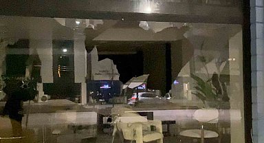 Motosikletli şahıs mağaza camını taşla kırdı