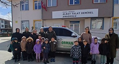 Öğrencilerle birlikte fidan diktiler