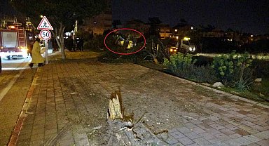 Otomobil kaldırıma çarpıp bahçeye uçtu, polis memuru sürücü ağır yaralandı