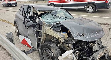 Otomobil kamyona arkadan çarptı: 3 yaralı