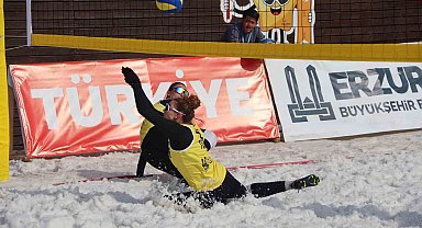 Palandöken Kayak Merkezi'nde kar voleybolu coşkusu