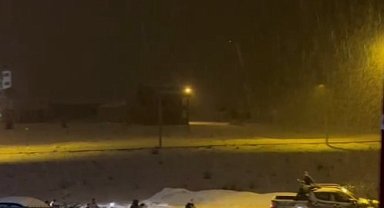 Pikabın arkasına bağladıkları lastiklerle kar üstünde tüm ilçeyi turladılar