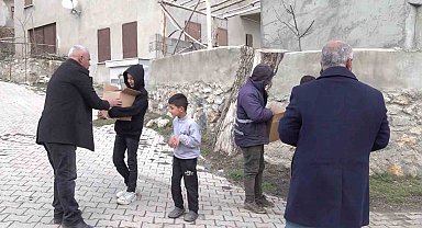 Polis memurundan dar gelirli ailelere bayram şekeri