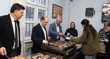 Protokolden öğrencilere yemek servisi