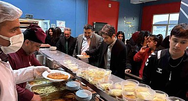 Sarıkamış'ta kaymakam ve belediye başkanı öğrencilerle iftar açtı