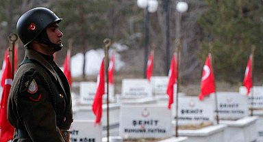 Şehit annesinin feryadı şehitlikte yankılandı