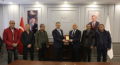 SERDAR ÜNSAL’DAN IĞDIR VALİSİ ERCAN TURAN’A PLAKET