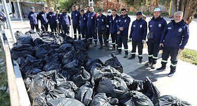Seyir terasında gerçekleştirilen temizlik çalışmalarında torbalarca çöp toplandı
