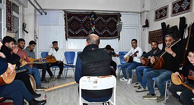 Şırnak'ta 30 kursiyer iftar sonrası saz eğitimi alıyor