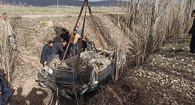 Takla atan aracın altında kalan sürücü yaralı kurtuldu
