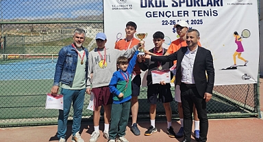 Tenis turnuvasında Iğdır 125. Yıl Anadolu Lisesi Gurup 1.si Oldu