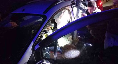 Ticari araç bariyere ok gibi saplandı: 4 yaralı