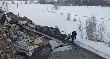 Tır bariyerleri aşarak duvardan aşağıya uçtu: 1 yaralı