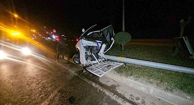 Tokat'ta direğe çarpan Tofaş kağıt gibi ezildi