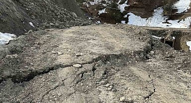 Türkeli'de heyelan köy yolunu kapattı