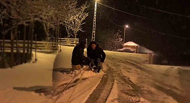 Uzundere'de gençlerin kar keyfi
