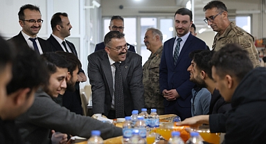 Vali Turan GSB Öğrenci Yurdu’nda öğrencilerle iftar yaptı