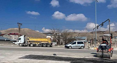 Van Büyükşehir Belediyesinin yollarda bakım ve onarım çalışmaları sürüyor
