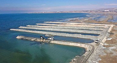 Van Gölü'nde dip çamuru temizliği yeniden başladı