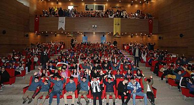 Van'da çocuklar akrobasi gösterileriyle keyifli vakit geçiriyor