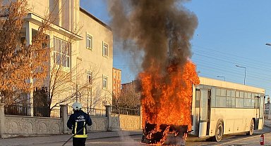 Van'da servis otobüsü alev alev yandı
