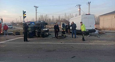 Van'da traktör ile minibüs çarpıştı; 2 yaralı