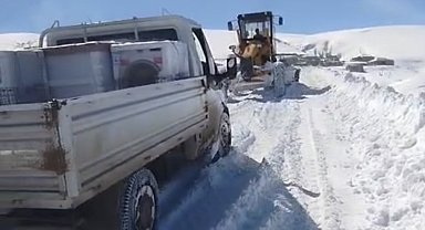 Van'ın Özalp ilçesinde yolda mahsur kalanlar ekipler tarafından kurtarıldı