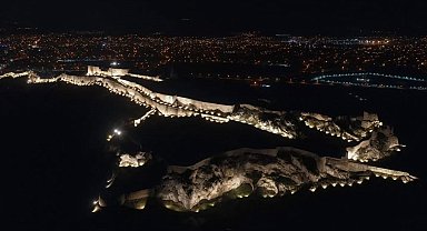 Van'ın tarihi mekanları gece bir başka güzel