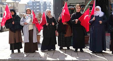 Vanlı aileler: "PKK samimiyse önce bizim çocukları göndersin"